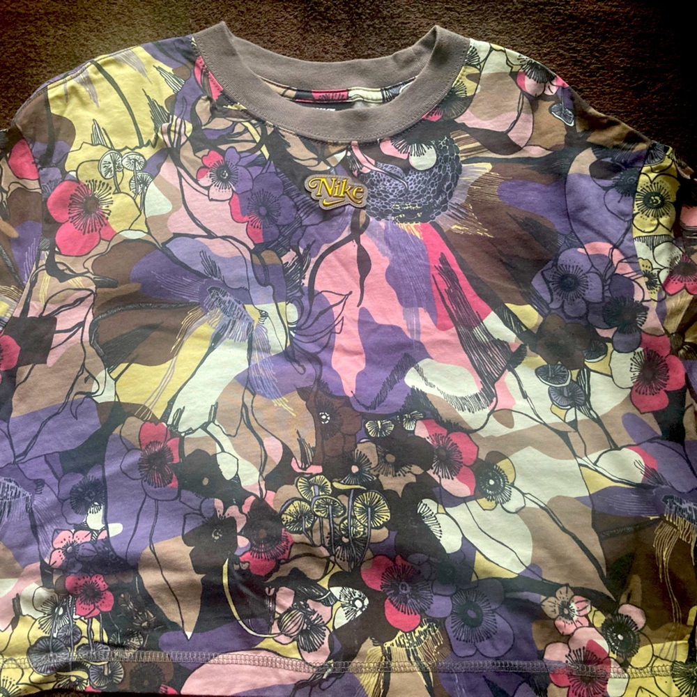 Medium Nike nikey r shirt cropped mushrooms flowers
